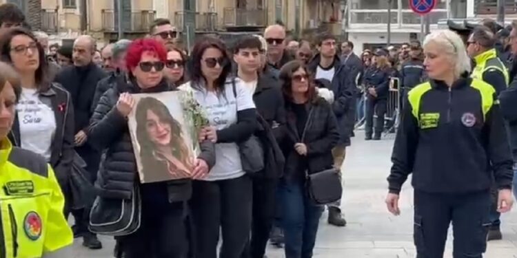 Familiari portano scritta 'mi amo troppo per stare con chiunque'