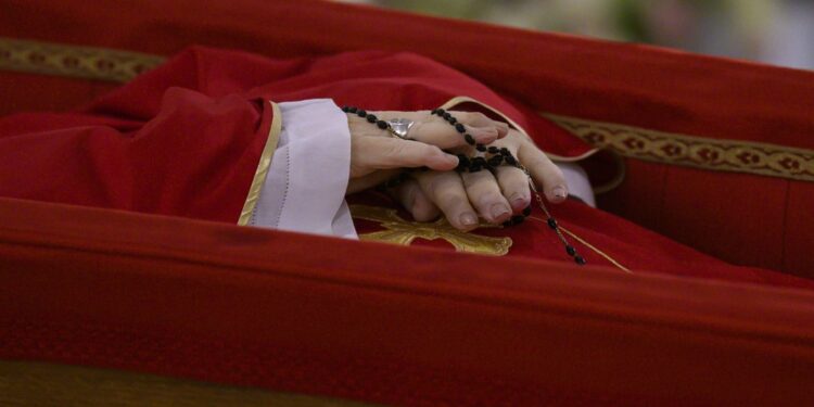 Alle 9.00 la traslazione da Santa Marta. Poi visite dei fedeli