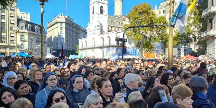 I fedeli delle parrocchie più povere alla messa a Plaza de Mayo