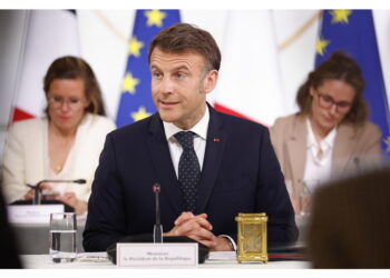 Presidente francese: Putin accetti cessate il fuoco