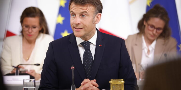 Presidente francese: Putin accetti cessate il fuoco