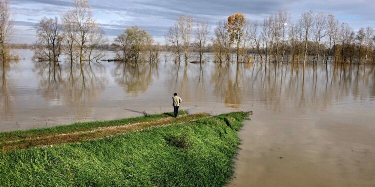 Acqua è già arrivata sulla strada
