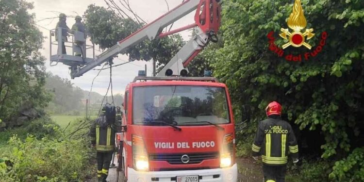 Al lavoro i vigili del fuoco