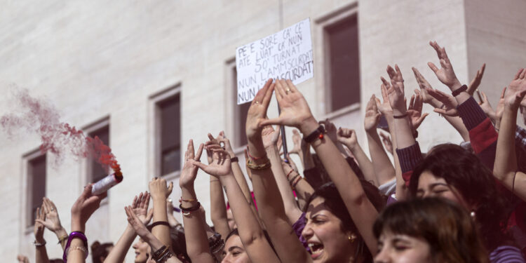 Un lungo applauso ha salutato la donna davanti al Rettorato