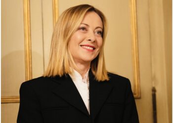 La premier in abito bianco