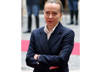Premier ironizza