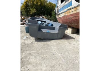 Approdati in spiaggia a Roccella Ionica con un piccolo natante