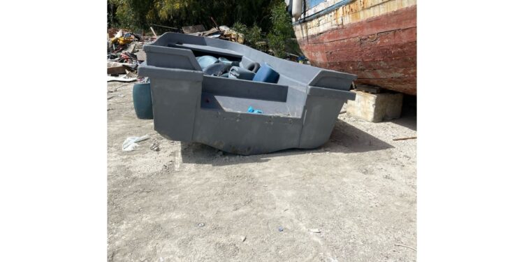 Approdati in spiaggia a Roccella Ionica con un piccolo natante
