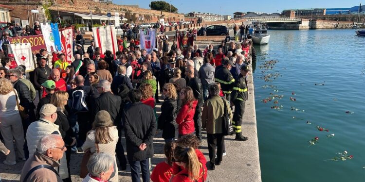 Corteo da piazza del Municipio fino al porto mediceo