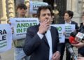 La protesta del consigliere comunale in piazza Scala