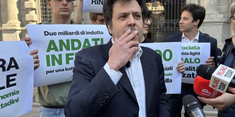 La protesta del consigliere comunale in piazza Scala