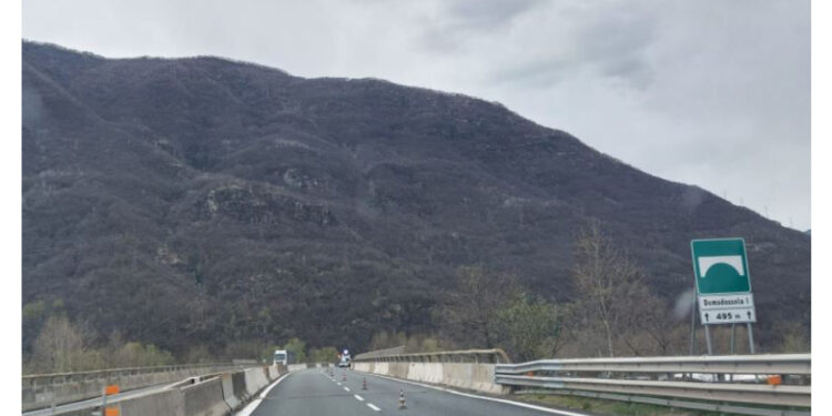 In un cantiere all'altezza del viadotto sopra la statale 33