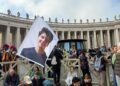 Sulla piazza volano droni ed elicotteri