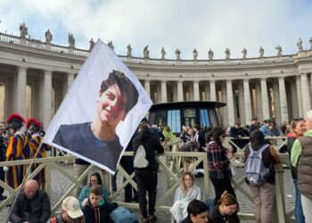 Sulla piazza volano droni ed elicotteri