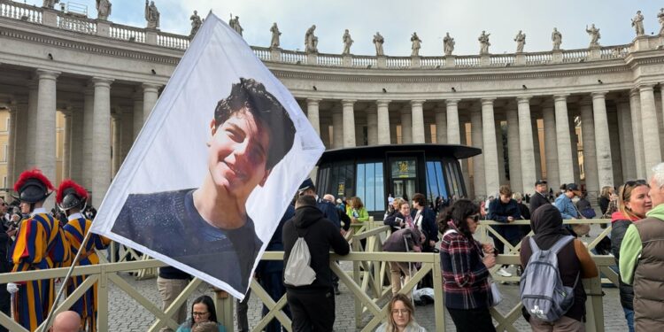 Sulla piazza volano droni ed elicotteri