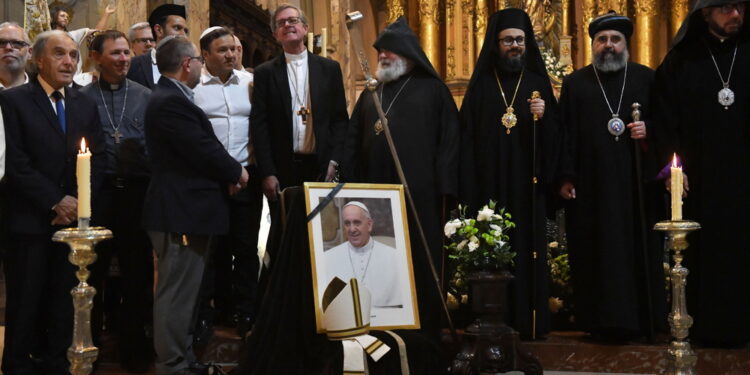 Ebrei e musulmani fianco a fianco in omaggio a Francesco