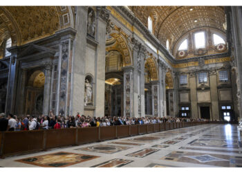 Afflusso dei fedeli nella notte per salutare Francesco