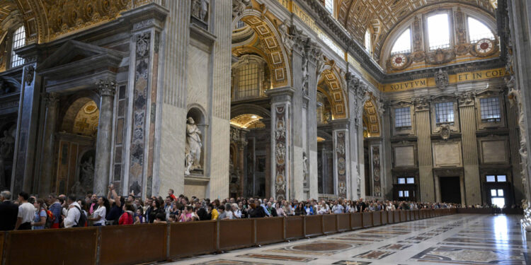 Afflusso dei fedeli nella notte per salutare Francesco