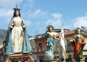 Lo ha annunciato il parroco. Paese già commissariato per mafia