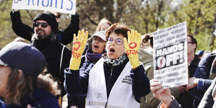 In centinaia nelle capitali europee urlano: 'Basta all'odio'