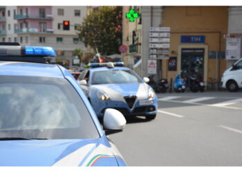 Ma la polizia non trova segni di effrazione. Indaga la polizia