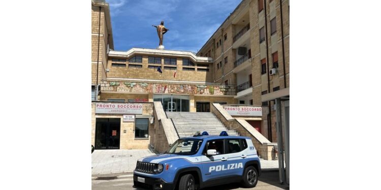 Accerchiato e preso a calci e pugni dopo scambio verbale
