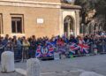 Cittadini in strada e nelle piazze in attesa di Carlo e Camilla