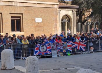 Cittadini in strada e nelle piazze in attesa di Carlo e Camilla