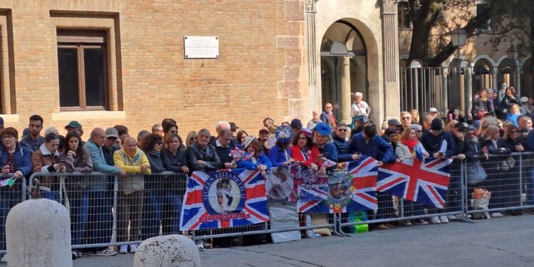 Cittadini in strada e nelle piazze in attesa di Carlo e Camilla