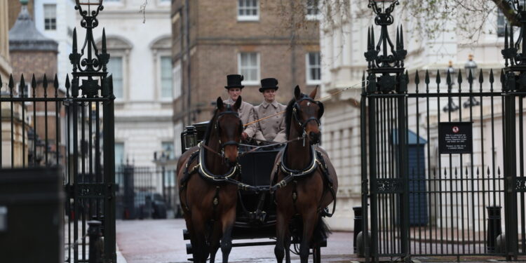 Cerimonia d'investiture a Windsor a 7 giorni da visita in Italia