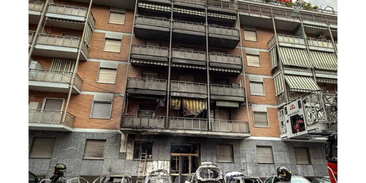 Le fiamme in via Sineo