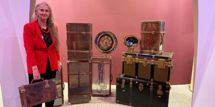 'Sette delle 14 valigie presentate alla Biennale nel 2022'