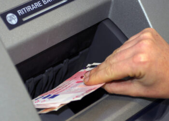 Il denaro sequestrato dalla Guardia di Finanza di Monza