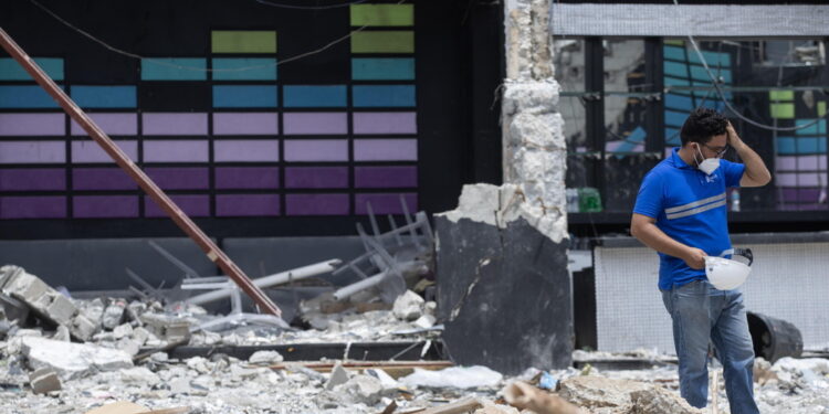 221 persone sono morte sul posto ed altre 10 in ospedale