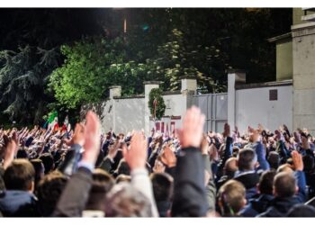 Manifestazione si conclude col il rito del 'presente'
