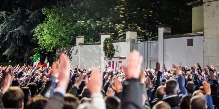 Manifestazione si conclude col il rito del 'presente'