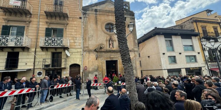 I familiari in piazza: 'Un angelo