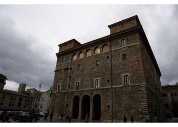 Minaccia e interruzione pubblico servizio tra i reati contestati