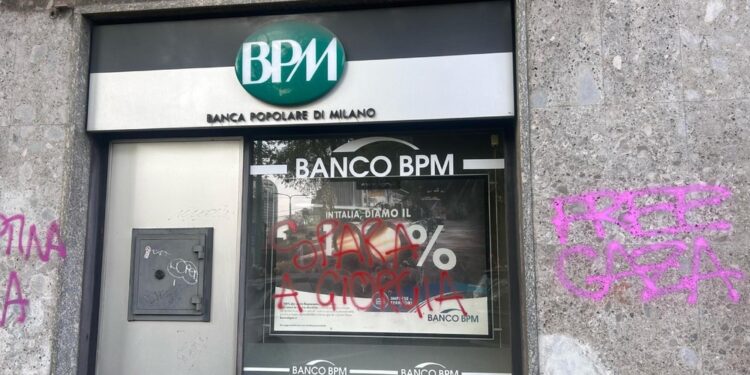 Procura Milano ha aperto inchiesta su scritta 'spara a Giorgia'
