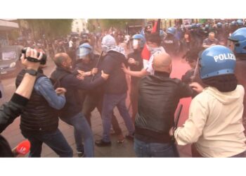 Sono accusati di resistenza. Uno aveva anche un coltello.