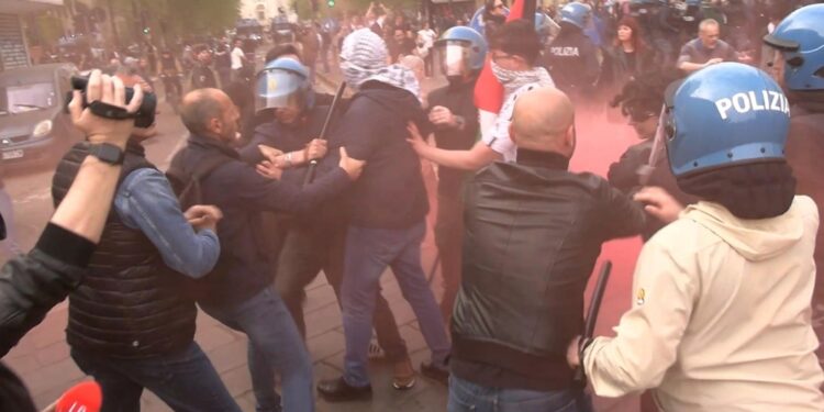 Sono accusati di resistenza. Uno aveva anche un coltello.