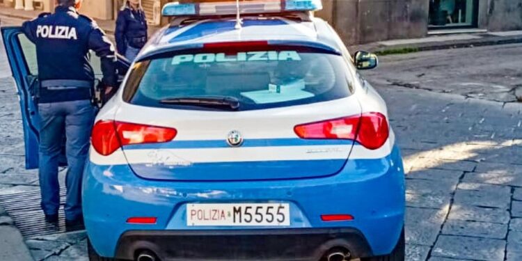 A Catania. Colpisce agente con taglierino