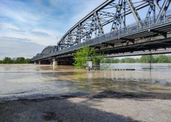 Severamente vietato avvicinarsi al fiume ormai vicino ai 4 metri