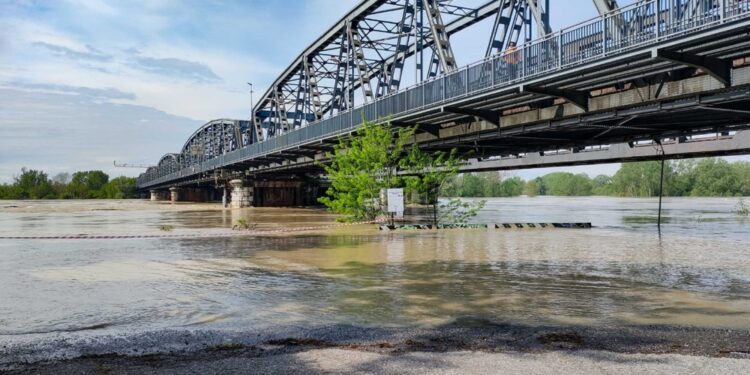 Severamente vietato avvicinarsi al fiume ormai vicino ai 4 metri