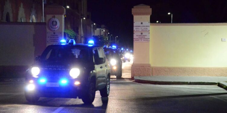 Avrebbe condiviso su canali criptati immagini con minori