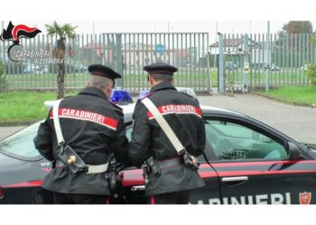 Le ha bruciato anche l'auto nel garage