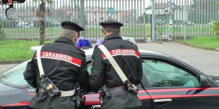 Le ha bruciato anche l'auto nel garage