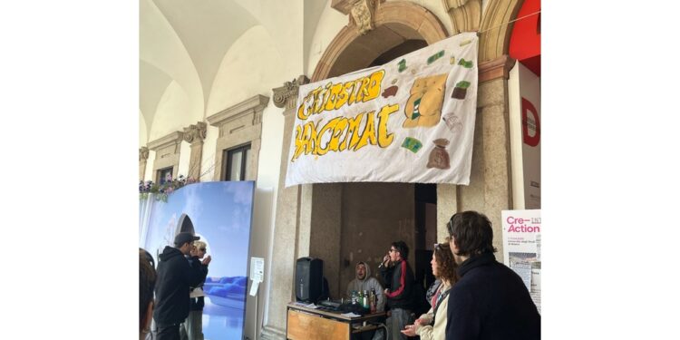 Trascorrono la notte in università dopo incontro con la rettrice