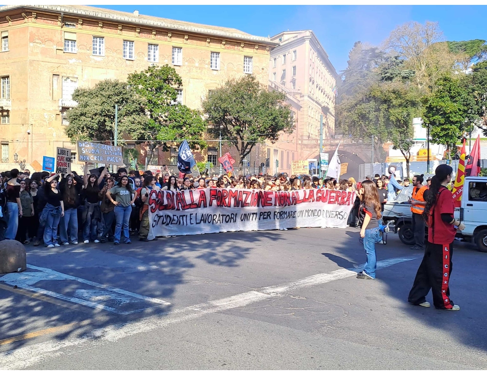 Studenti in piazza a Genova ‘contro il riarmo della Ue’