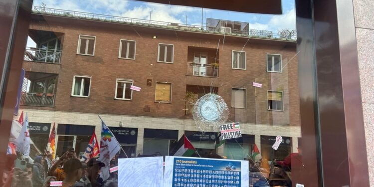 Lancio di fumogeni all'altezza di piazzale Baiamonti